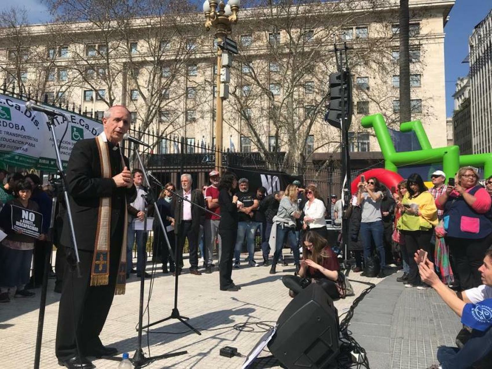 El cardenal Poli, en la oración interreligiosa por personas con discapacidad