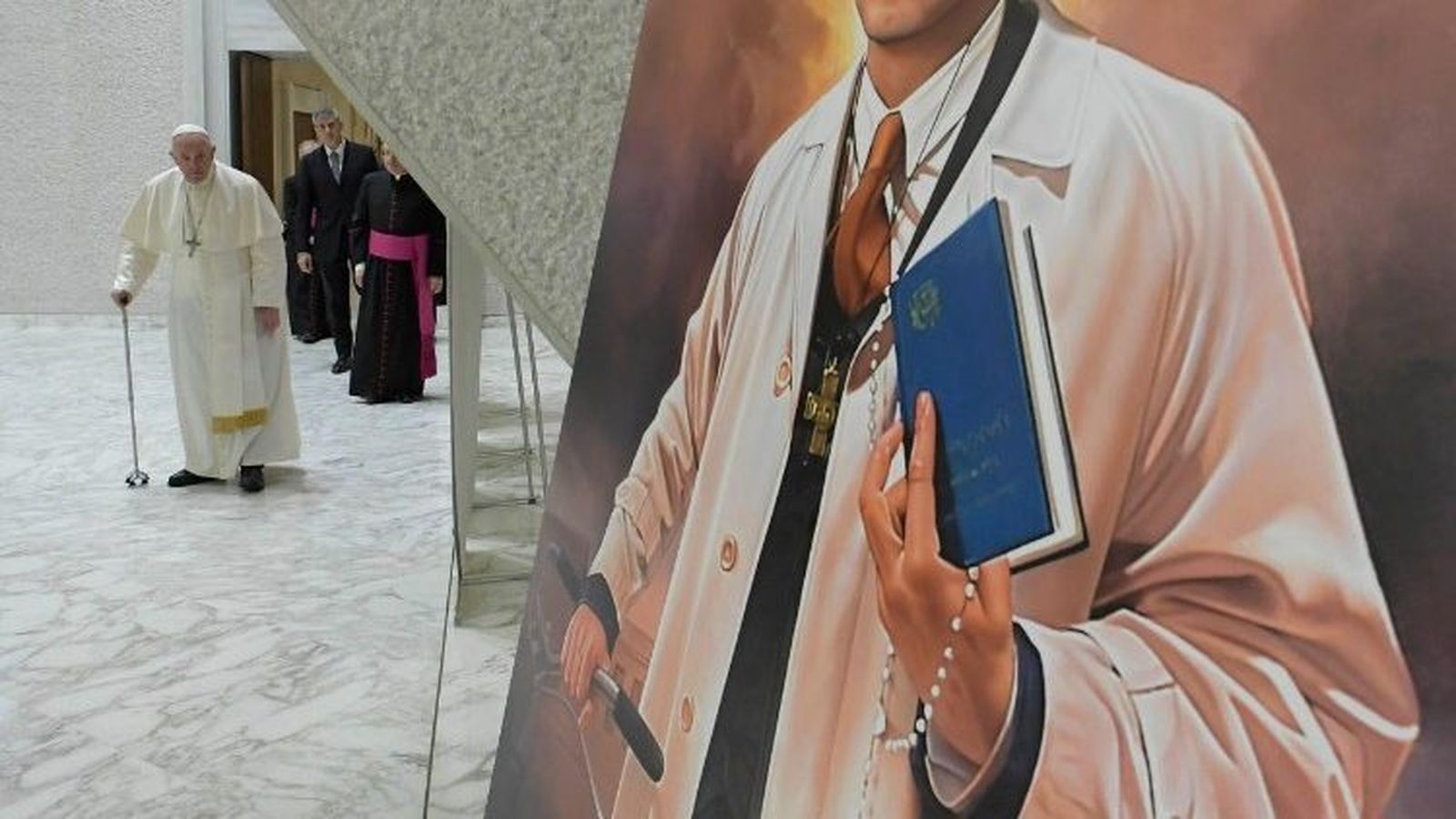 Francisco, junto a un retrato de Zatti