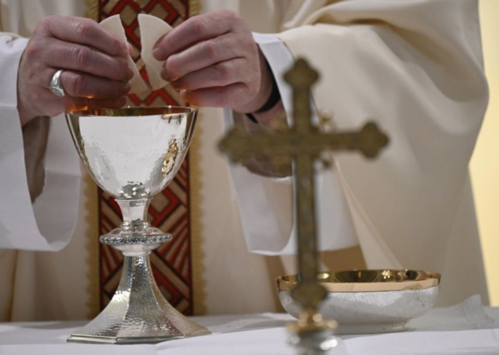 El Papa parte el pan