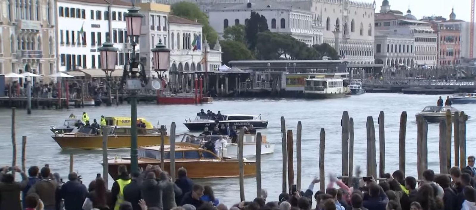 El Papa llegó a Venecia en lancha