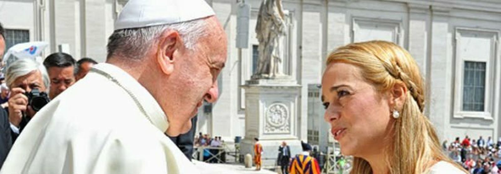 El Papa saluda a una mujer en la Plaza de San Pedro