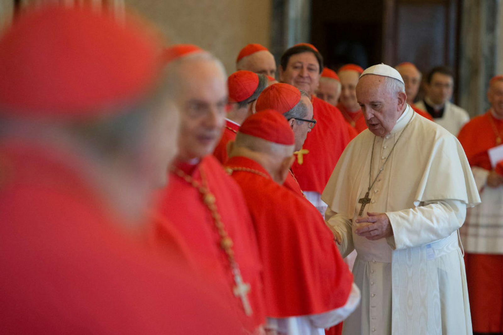 El Papa Francisco, rodeado de cardenales