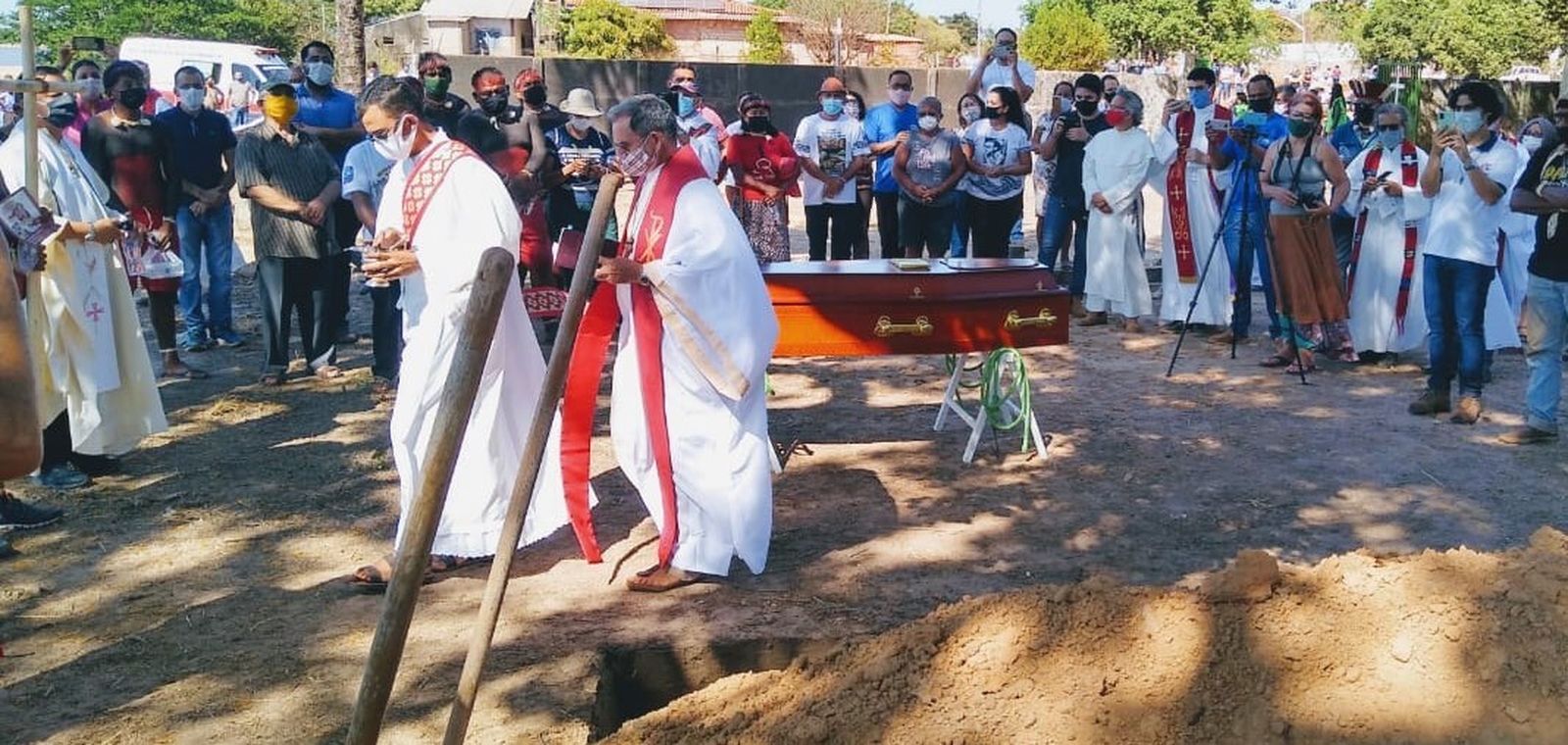 Mons. Adriano Ciocca entierra a Pedro Casaldáliga