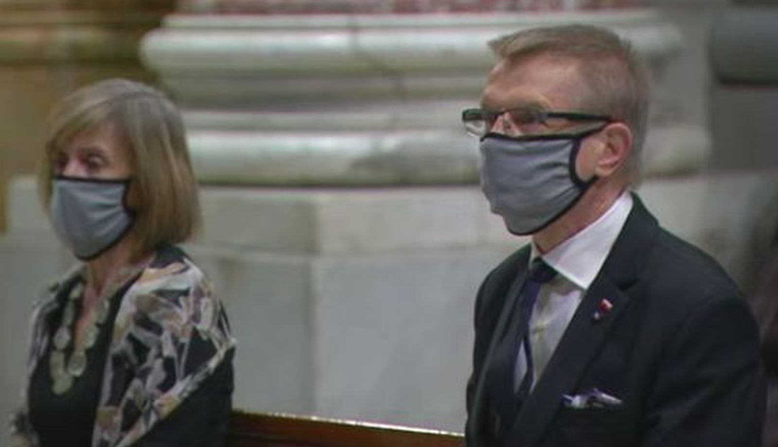 Algunos fieles, con mascarillas