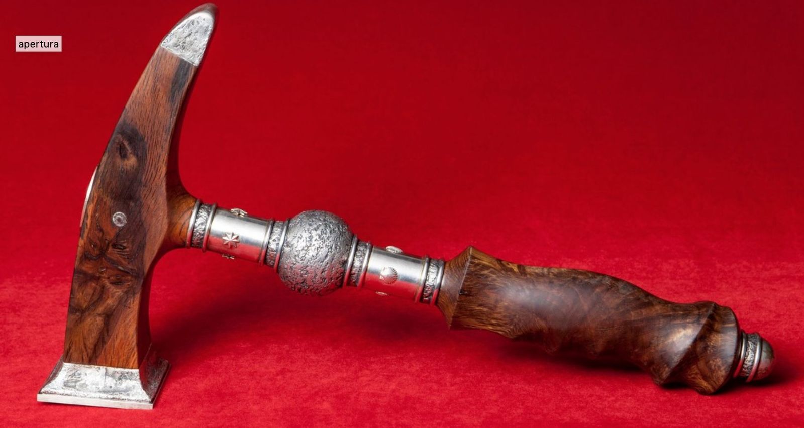 El martillo que abre la puerta santa