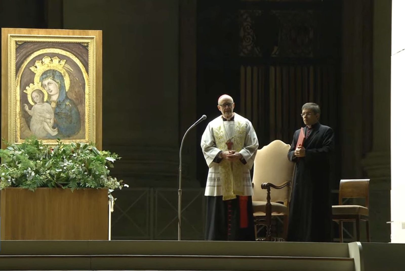 Czerny introduce el rezo del rosario por Francisco