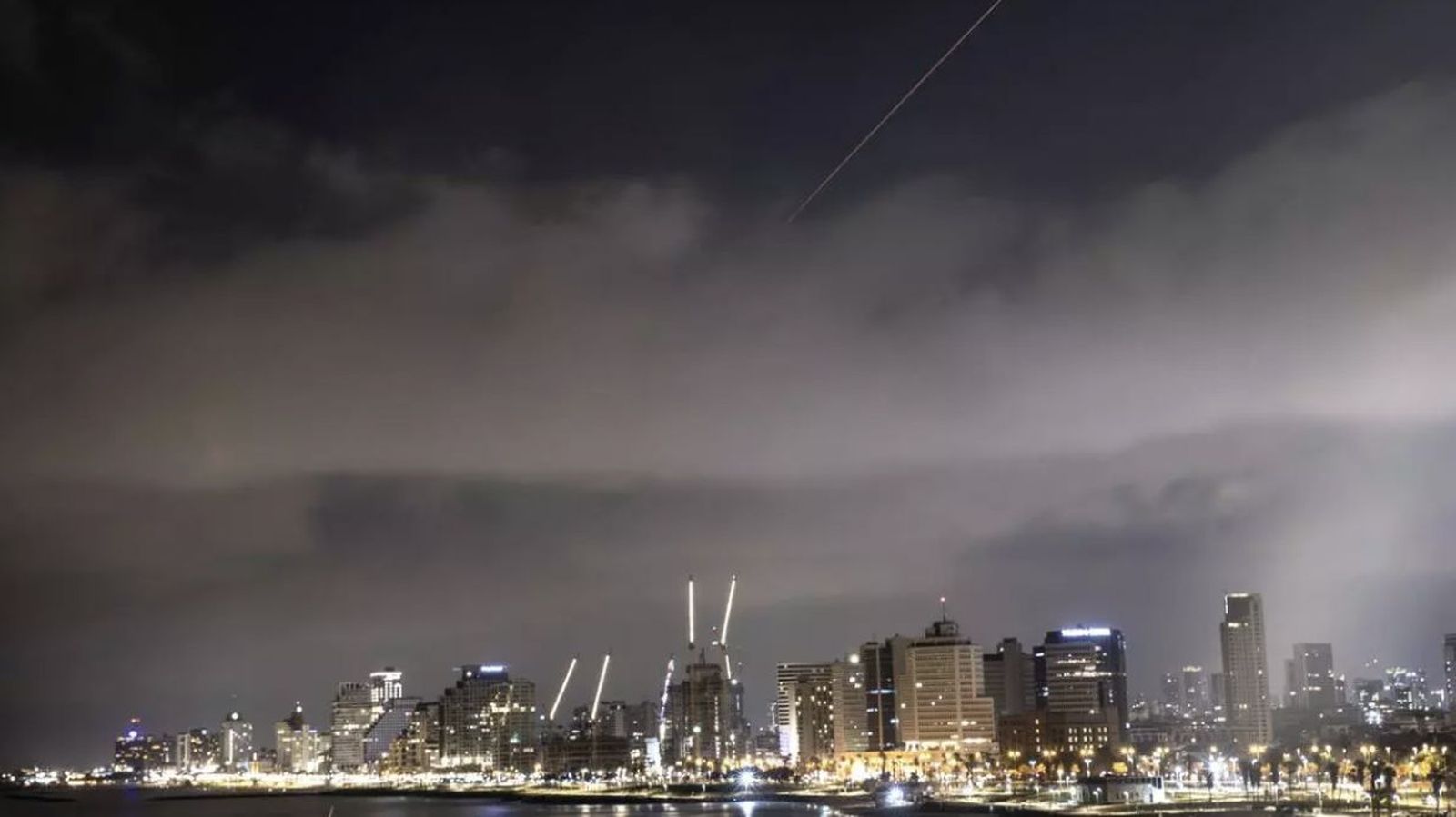 Explosiones en el cielo de Tel Aviv tras el ataque iraní contra Israel del 14 de abril Mostafa Alkharouf/Anadolu/Getty