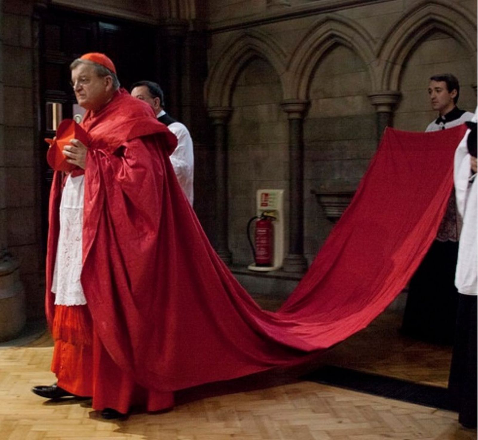 Cardenal Burke, con capa magna