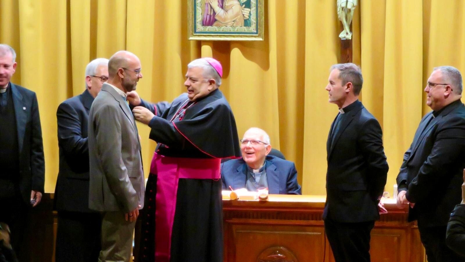 Reconocimiento por las bodas de plata presbiterales