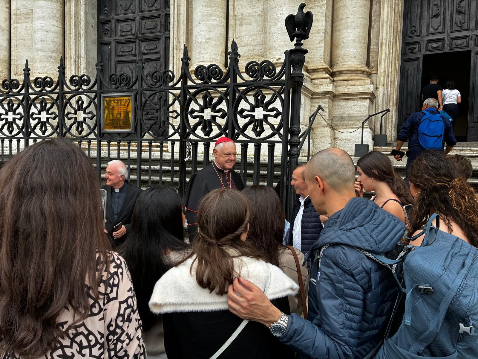 Müller, a su salida del templo de Piazza Navona