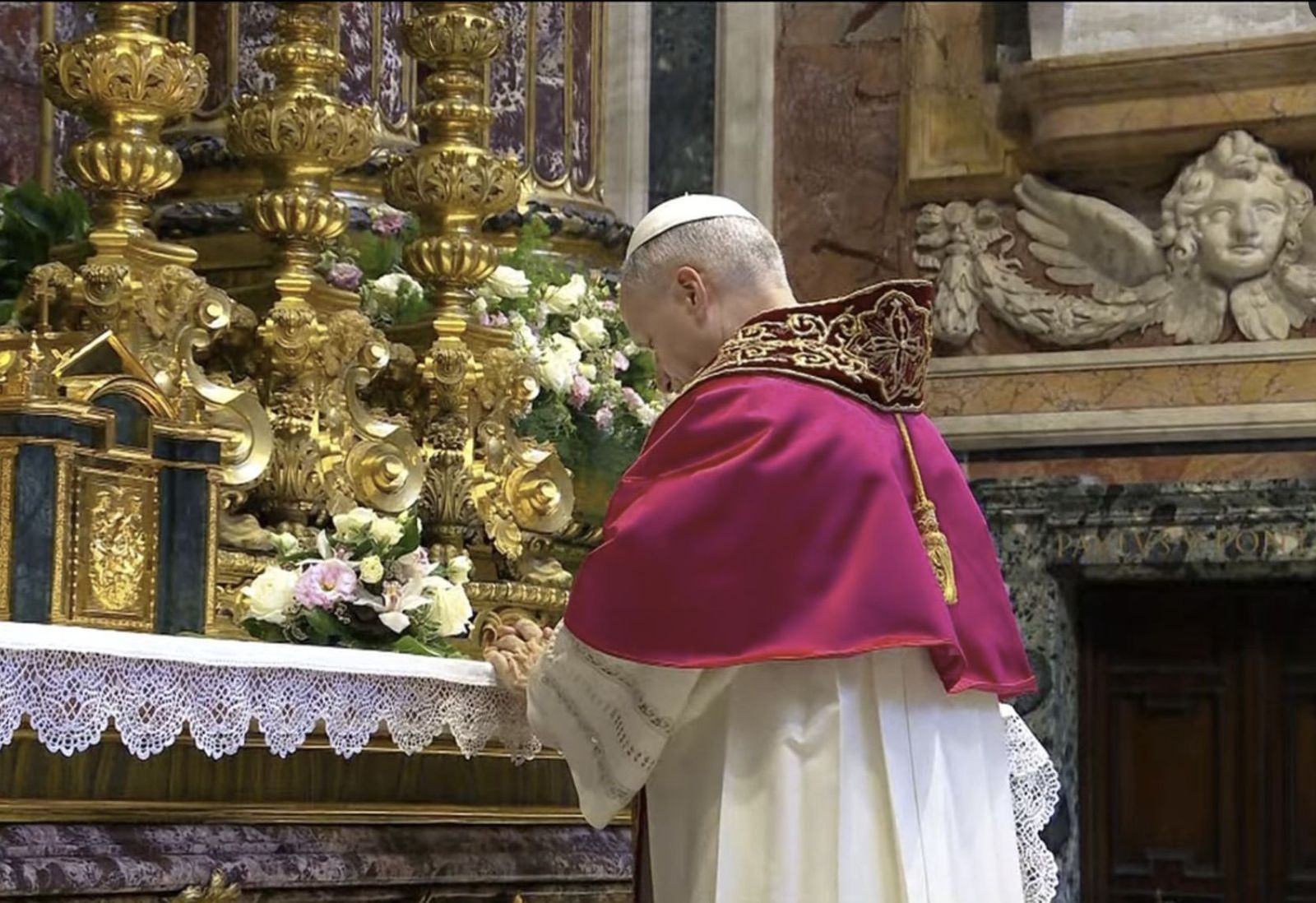 León XIV, rezando en Santa Maria la Mayor