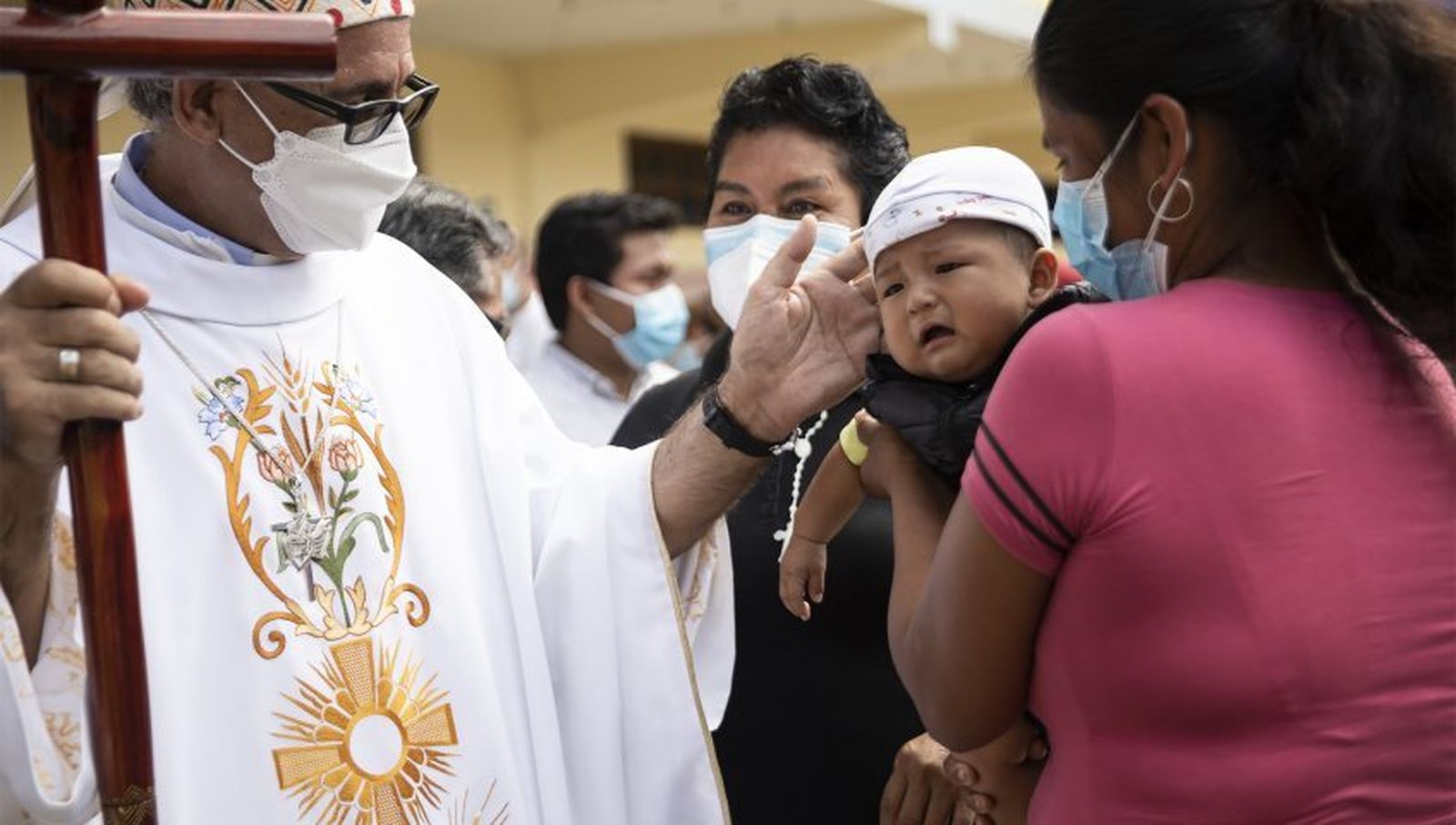 Miguel Ángel Cadenas, el obispo del río y la periferia en quien el pueblo confía