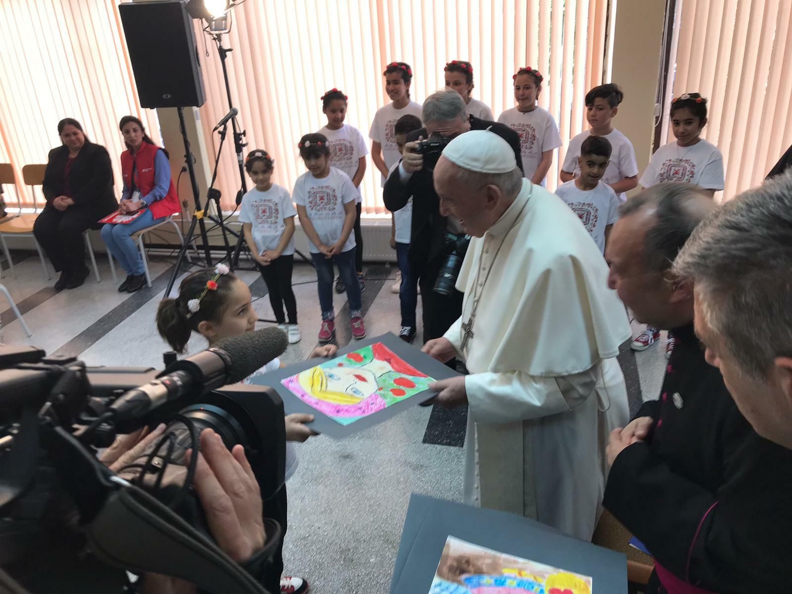 El Papa recibe algunos dibujos de los niños refugiados