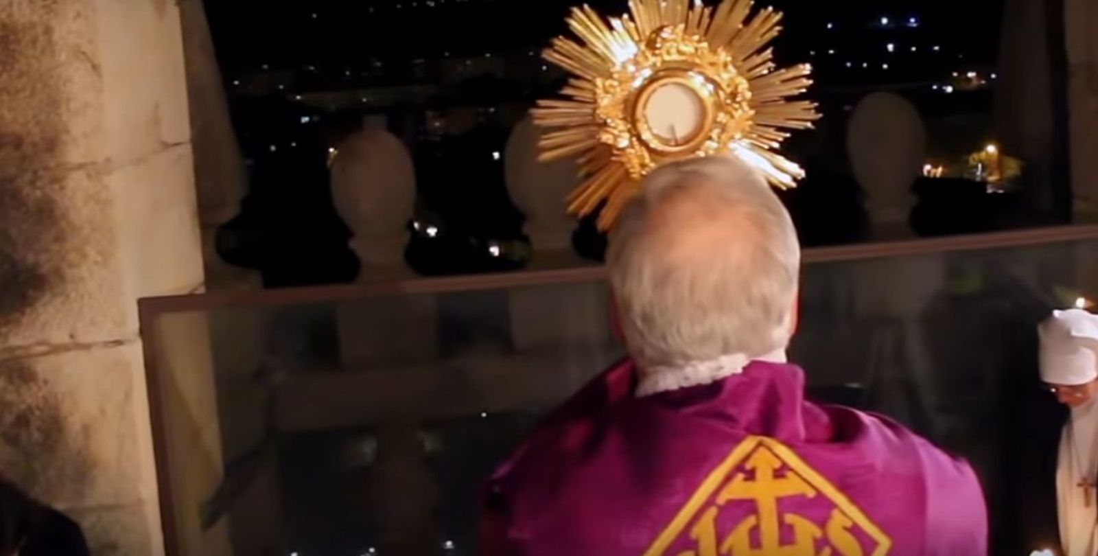 Reig Bendice Alcalá con el Santísimo