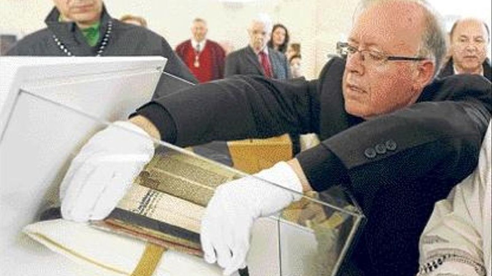 Vicente POns, en el Aechivo de la Catedral. Foto Levante EMV