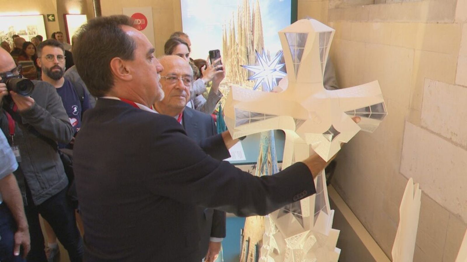 Enric Botí en la exposicón táctil de las torres de la sagrada Familia