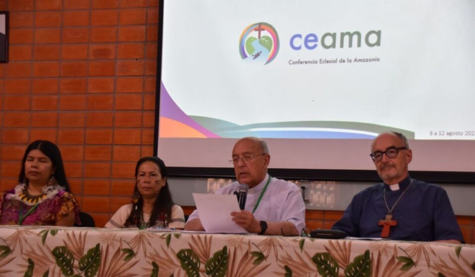 Barreto, en el centro, durante la apertura de la asamblea de la Ceama.jpg