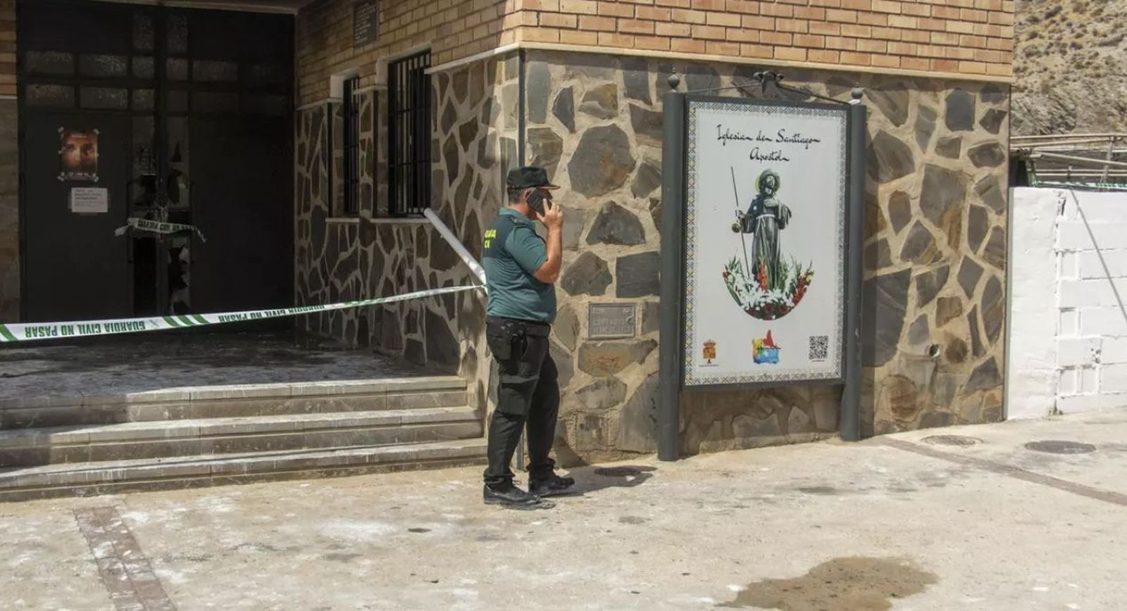 La iglesia de Albuñol, precintada por la Guardia Civil