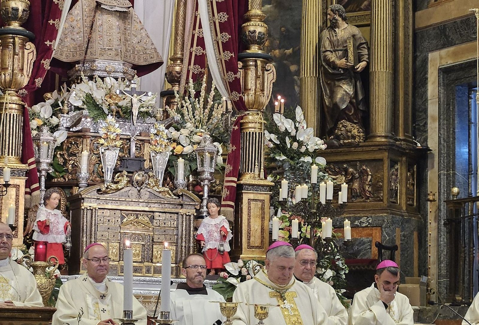 Carballo, durante la misa en el Día de Extremadura