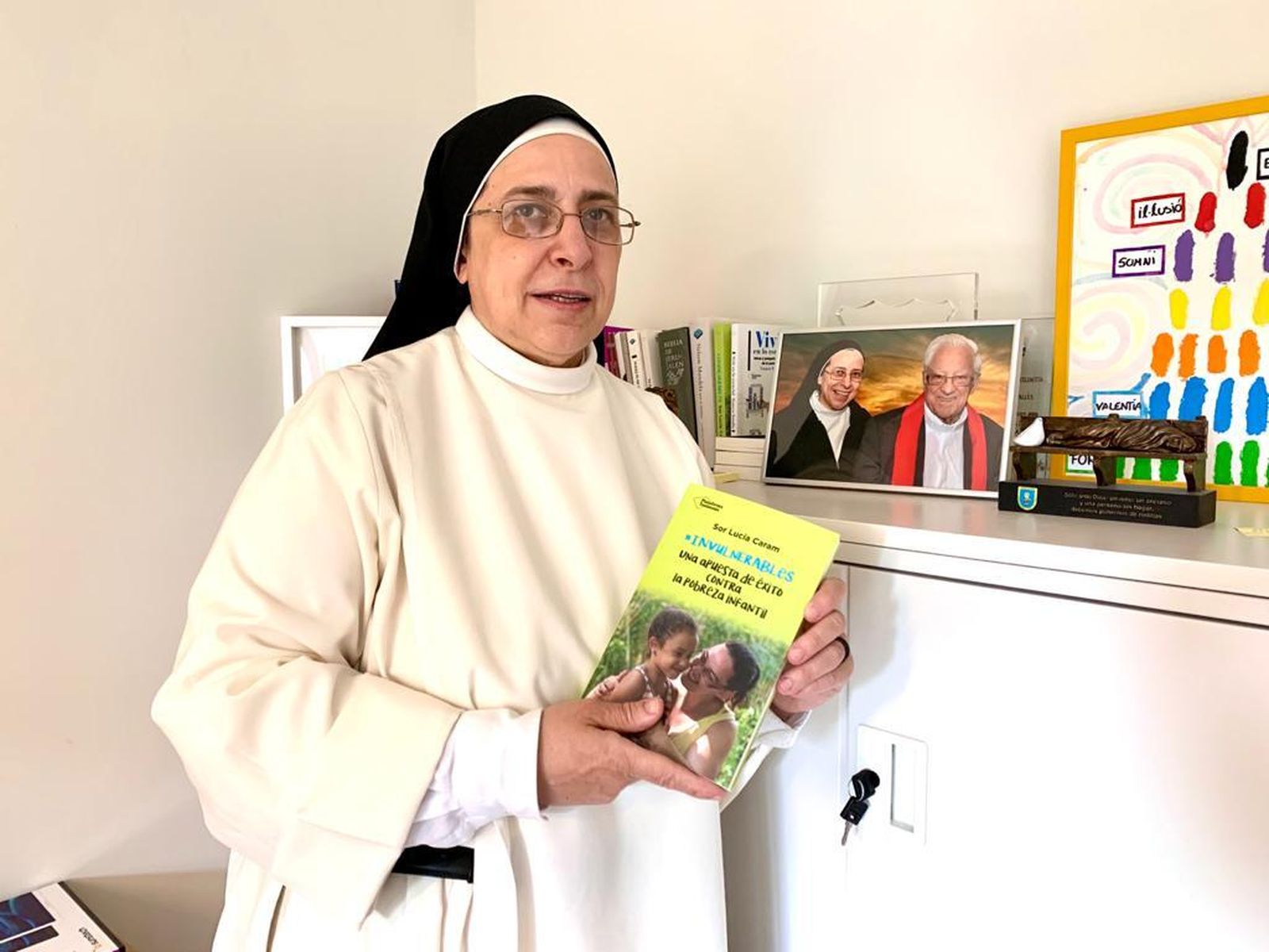 Sor Lucía Caram, con su libro y un retrato junto al padre Ángel
