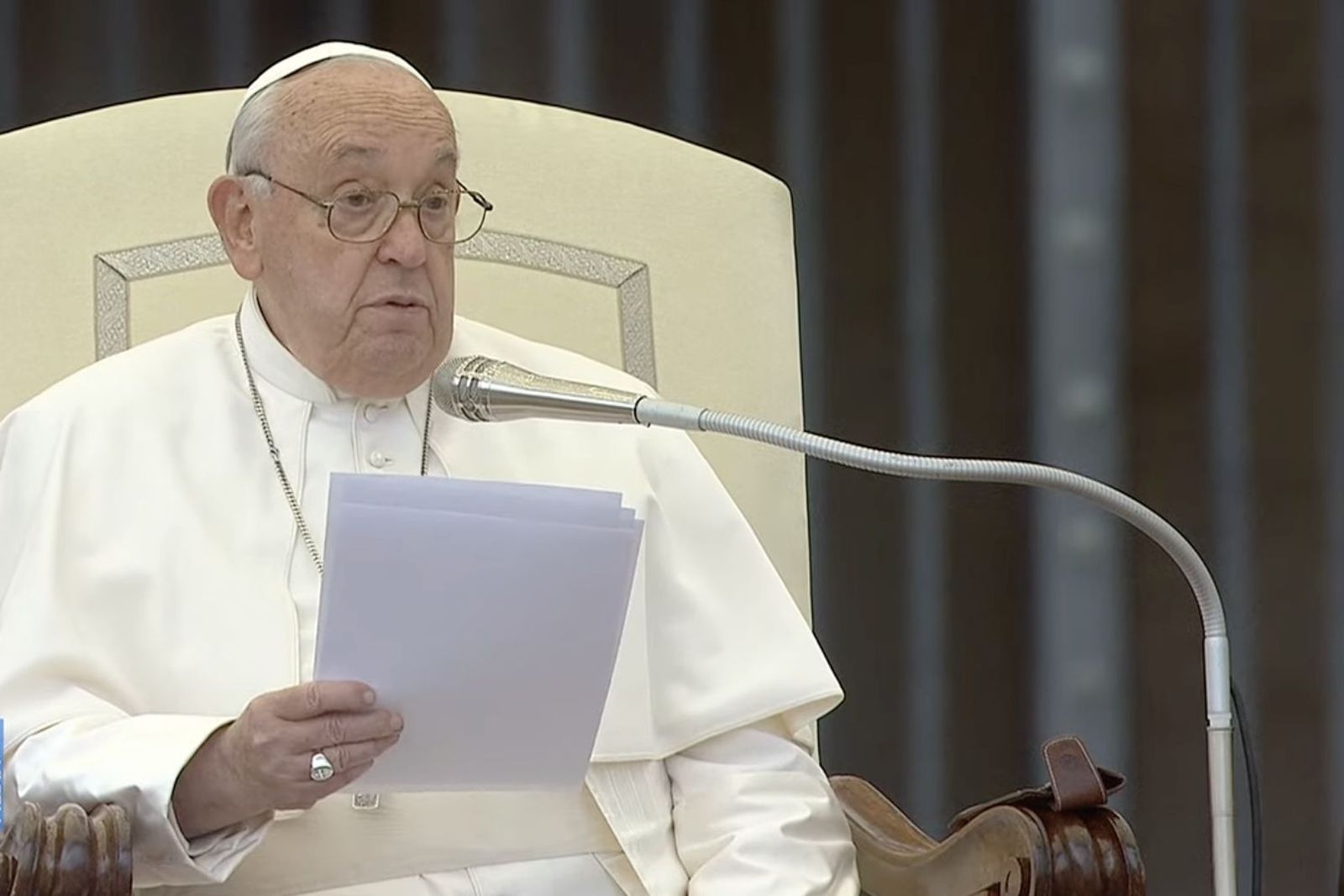 Francisco durante la catequesis