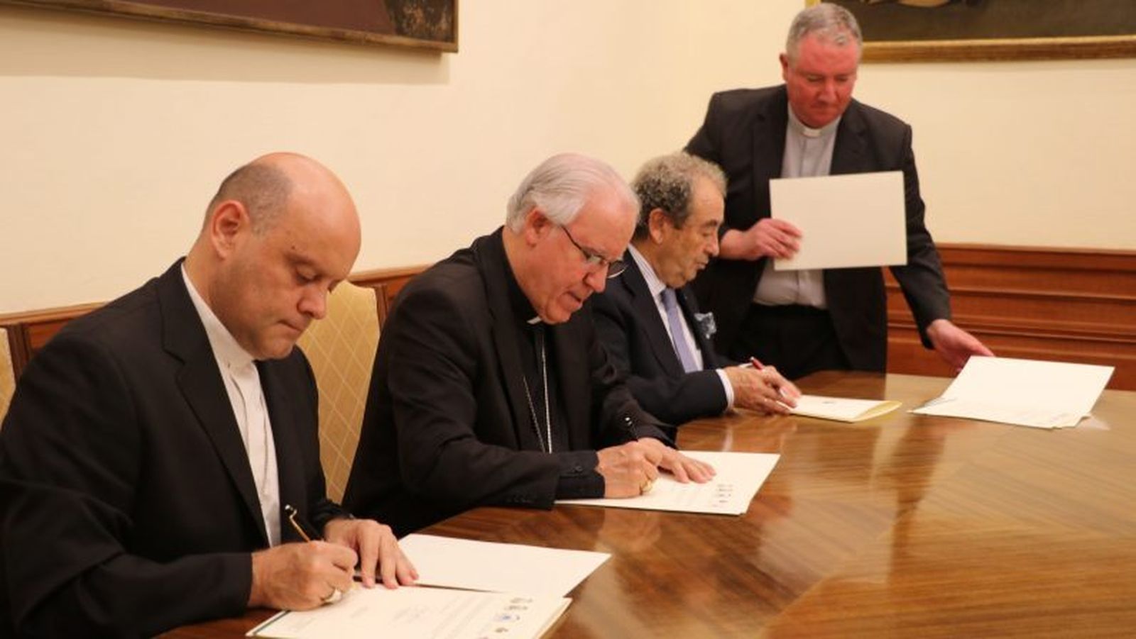 Firma del acuerdo entre la Esperanza Macarena y Guadalupe