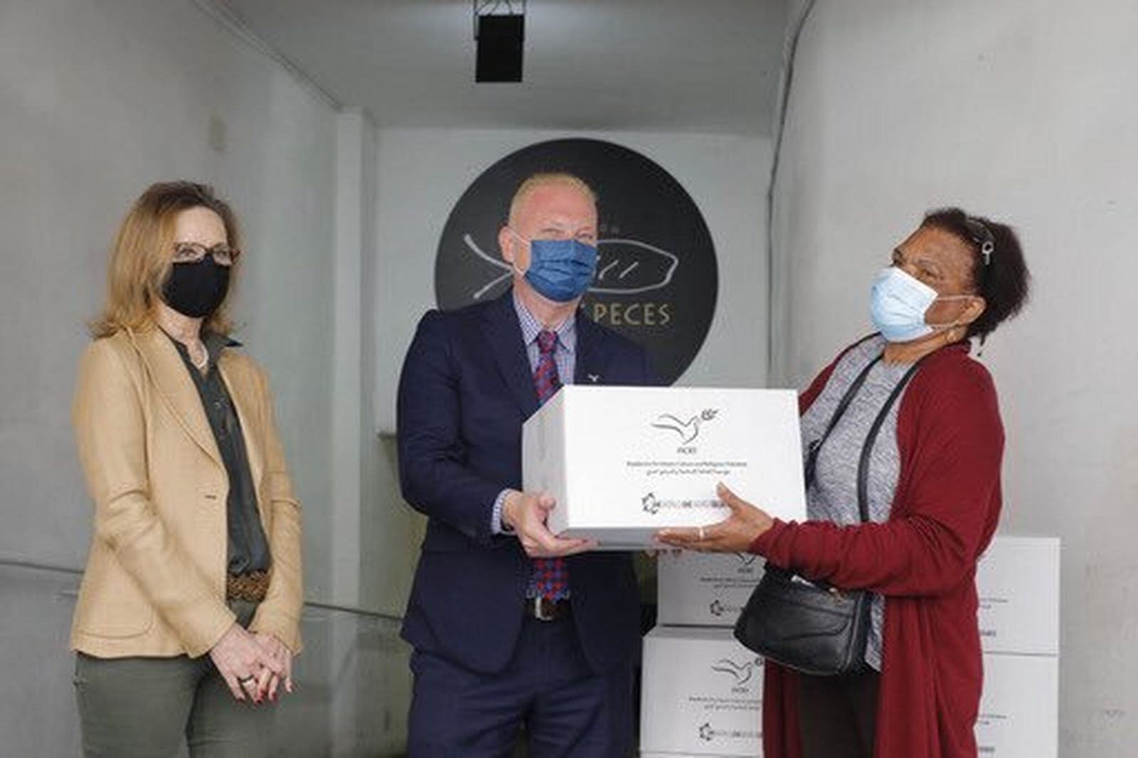 La Fundación Pan y Peces recibe la donación de la FICRT