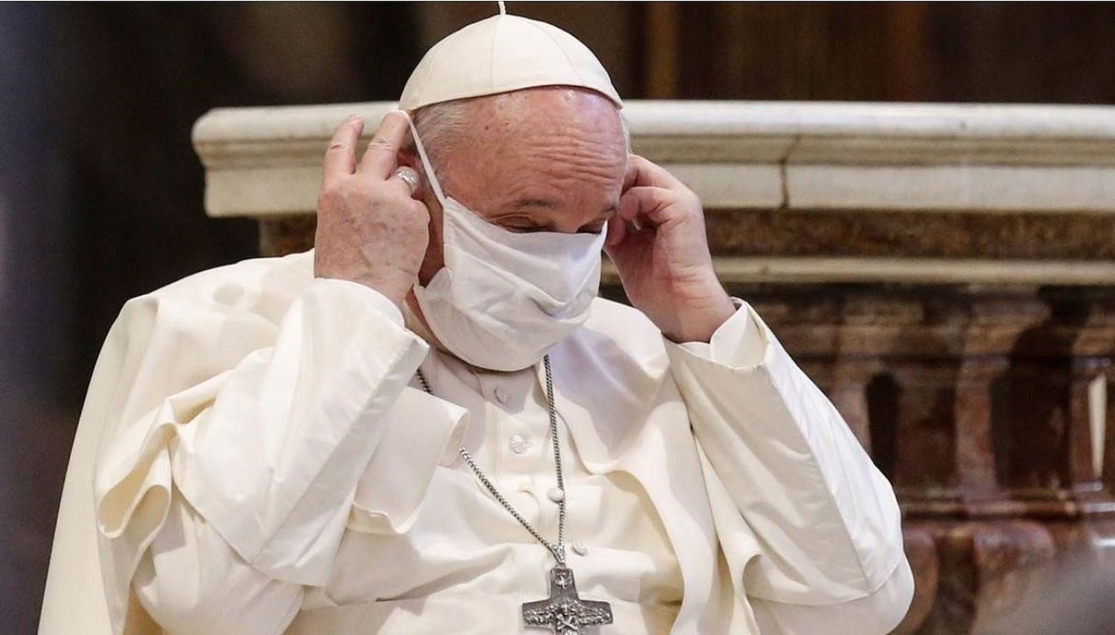 El Papa, con mascarilla