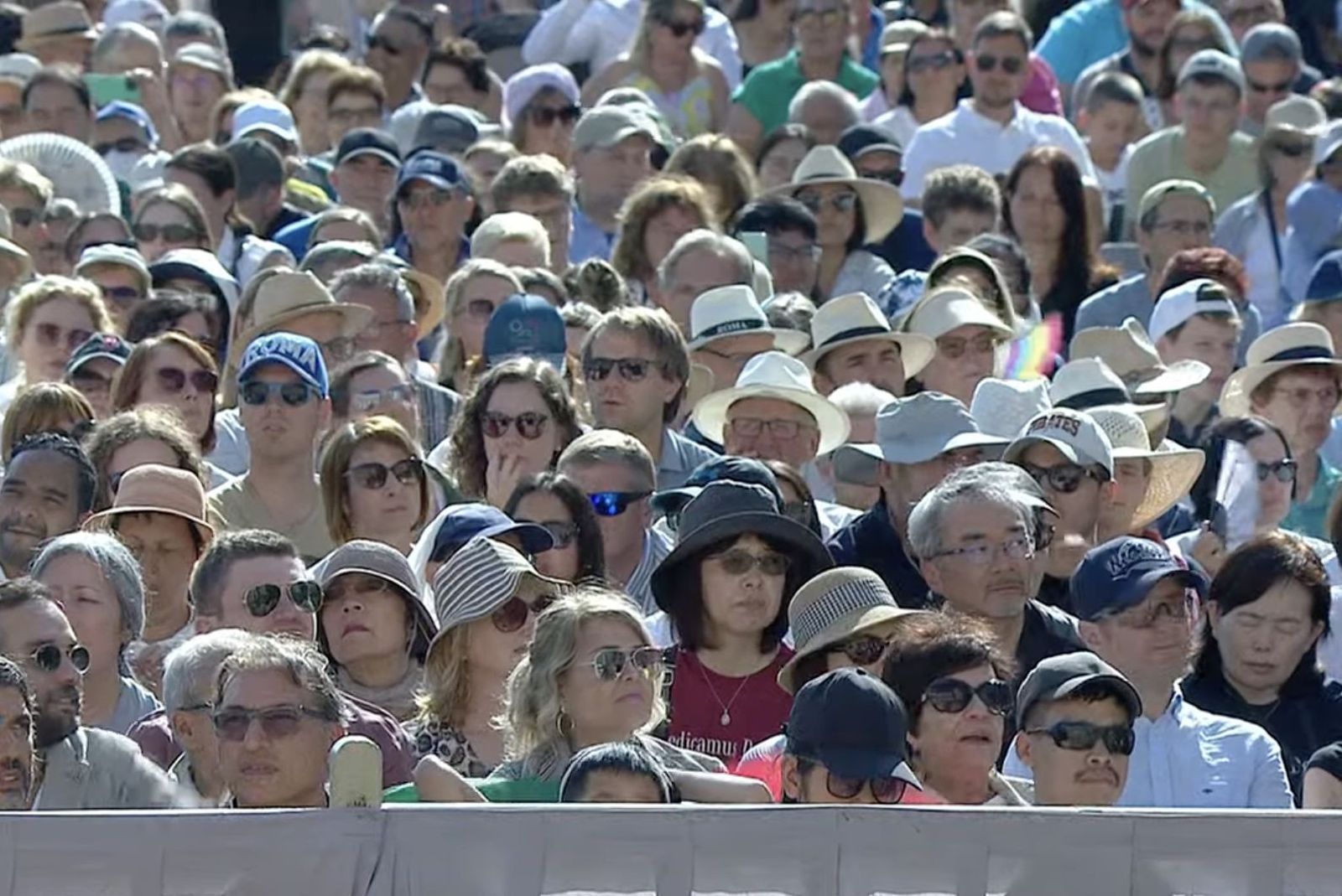 Los fieles escuchan la catequesis del Papa en la audiencia general