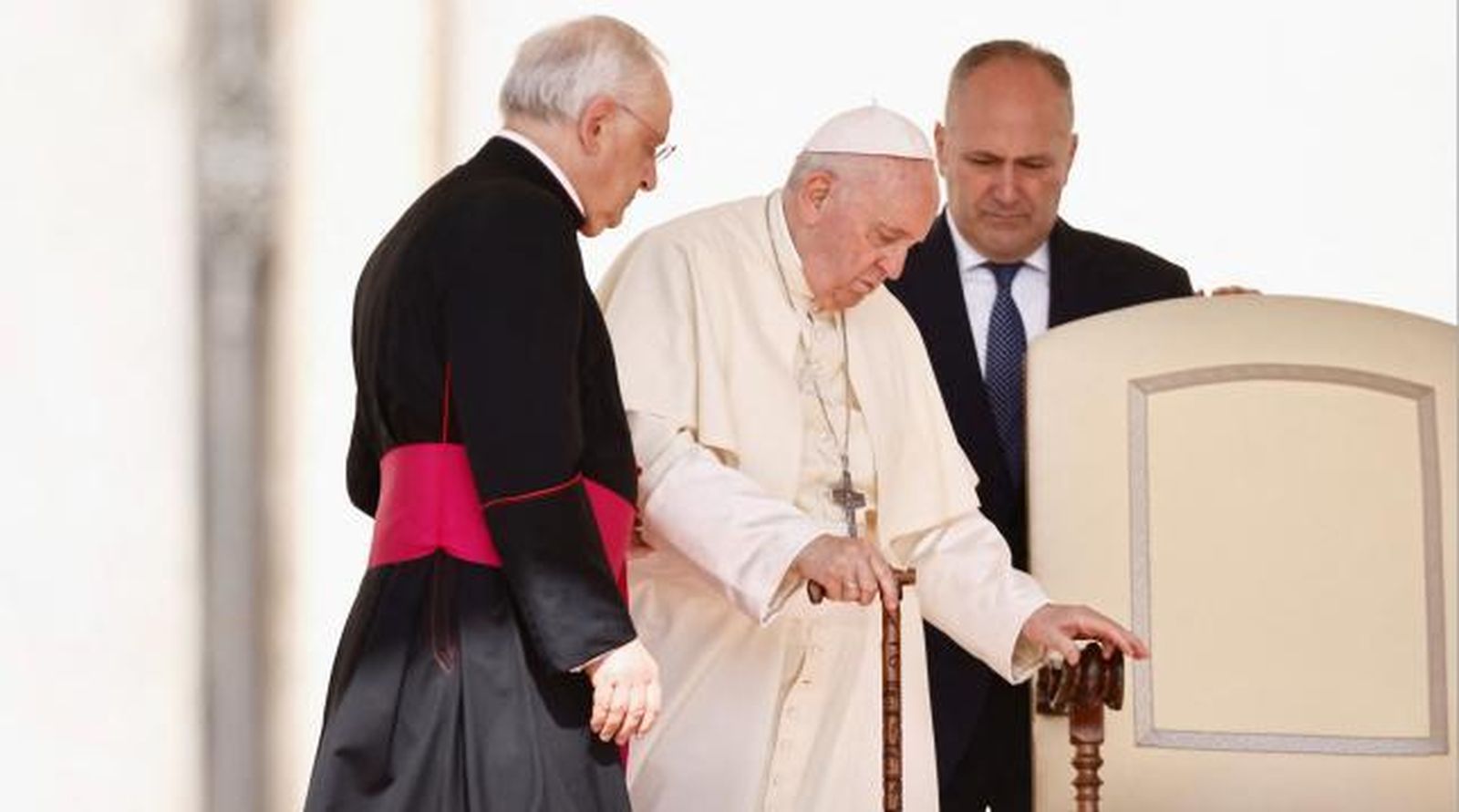 El Papa aparece, por primera vez en público, apoyado en un bastón para ayudarse a caminar