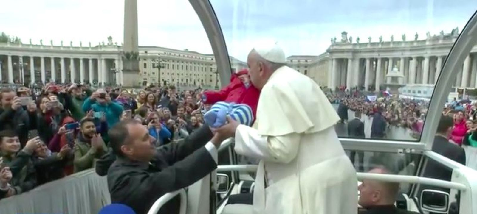 Francisco besa a un niño en la plaza de San Pedro