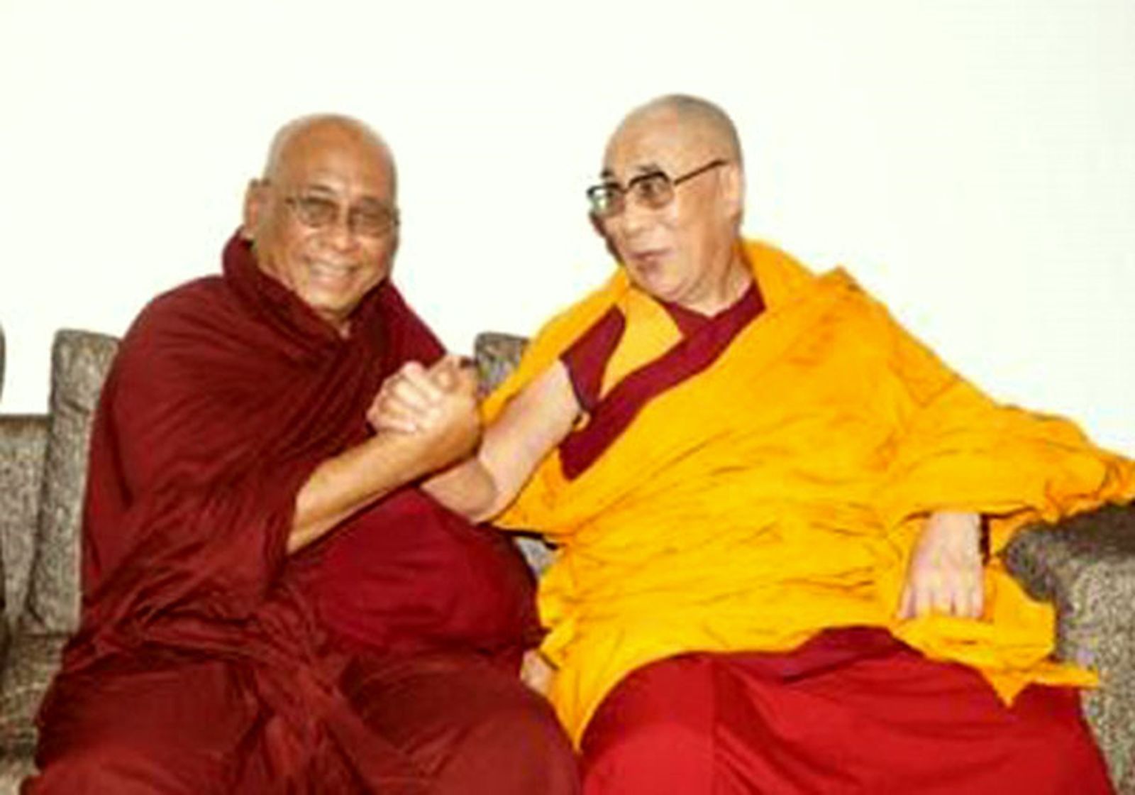 El líder religioso budista Sayadaw de Sitag, a la izda, junto al Dalai Lama