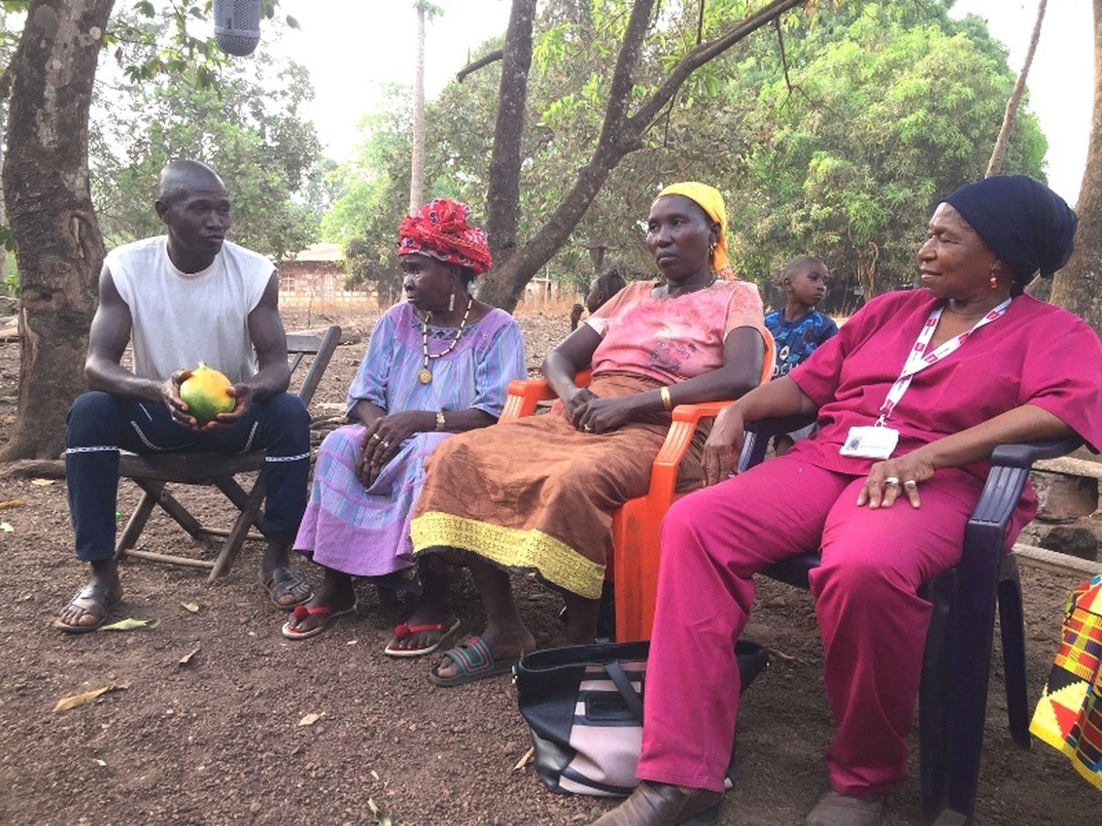 Tres supervivientes de Ebola junto a una trabajadora sanitaria del St. John of God Hospital de Lunsar, Sierra Leona