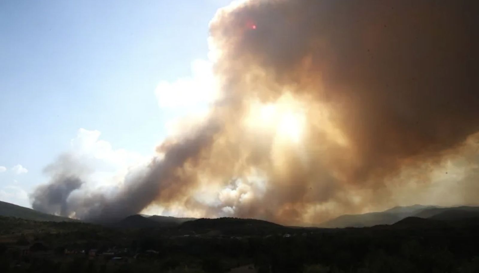 Vista del incendio forestal que afecta al paraje de Las Médulas