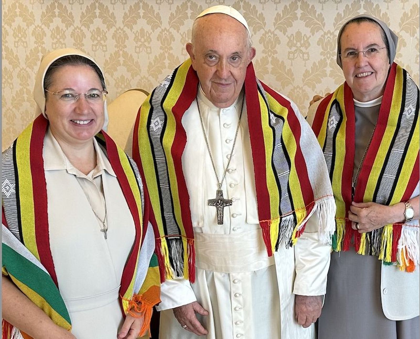 El papa Francisco posa con Montserrat del Pozo e Irene Labraga