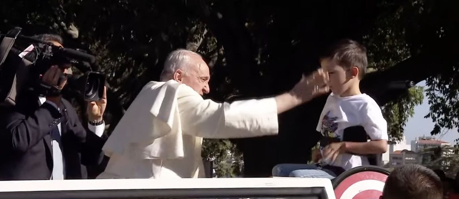 El Papa se detuvo a bendecir a un pequeño en silla de ruedas