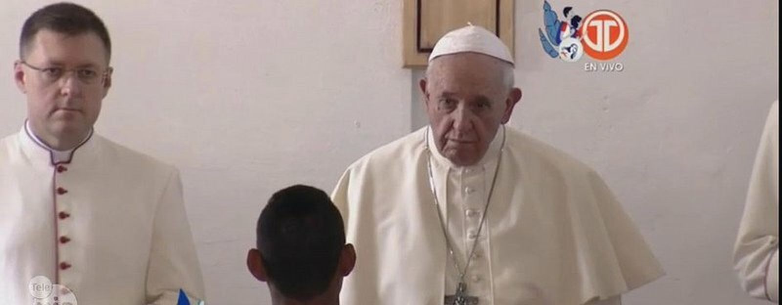 Un emocionado Bergoglio arremete contra la sociedad de "murmuración y chisme" que excluye a los que fallan