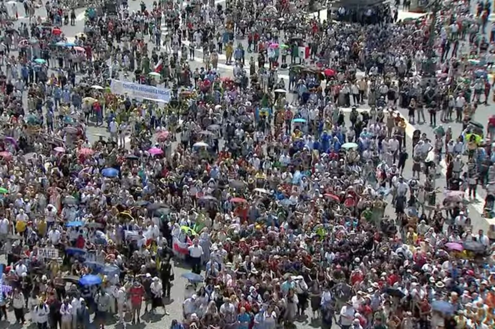 Fieles en la plaza de San Pedro para escuchar el Regina Coeli con el papa Francisco