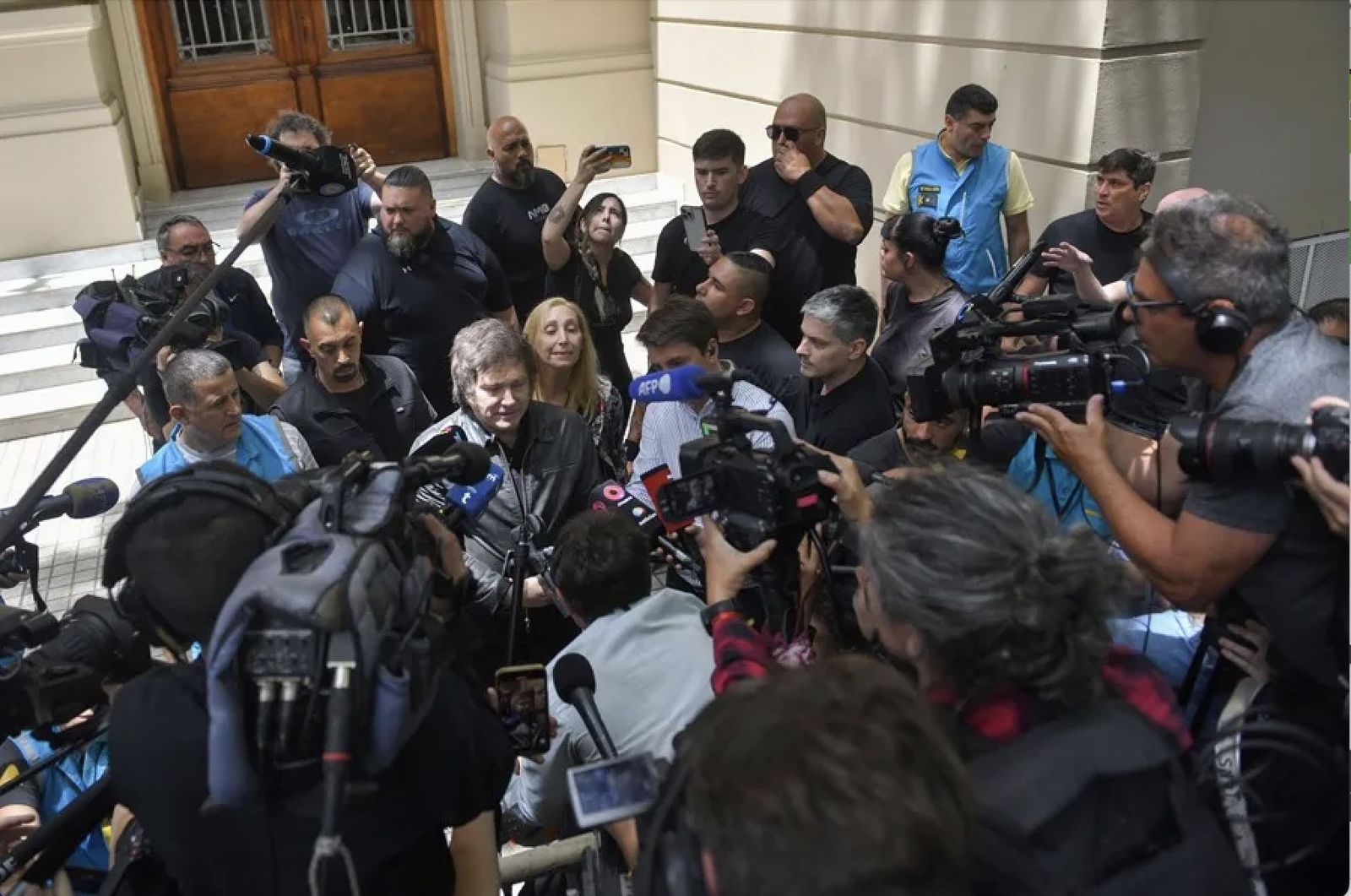 Javier Milei rodeado de periodistas