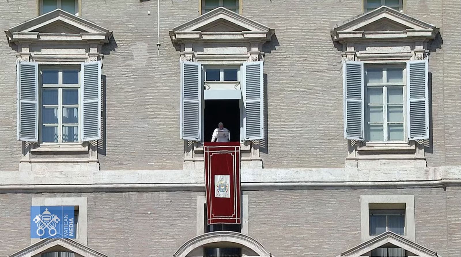 Francisco, asomado al balcón del palacio apostólico