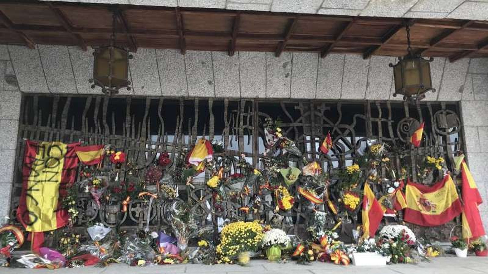 Flores y banderas de España recordaban a Franco en Mingorrubio