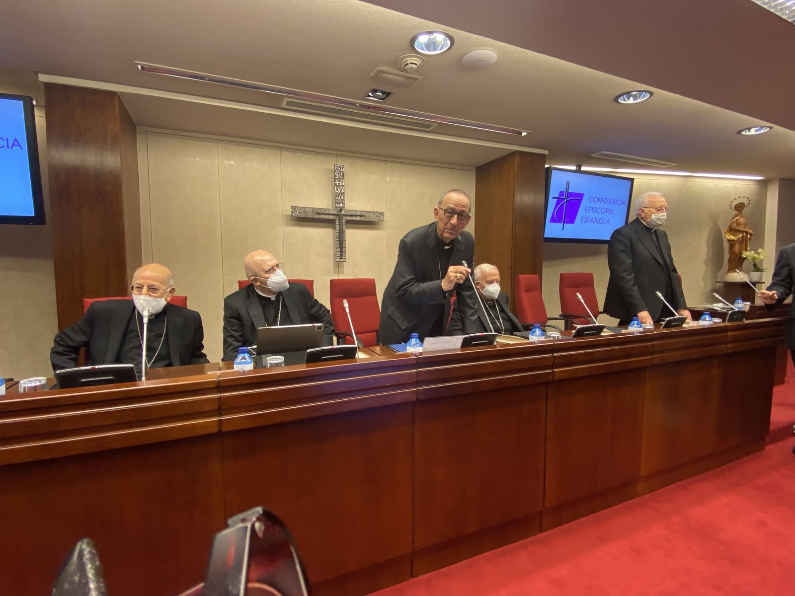 Omella se dirige a los obispos