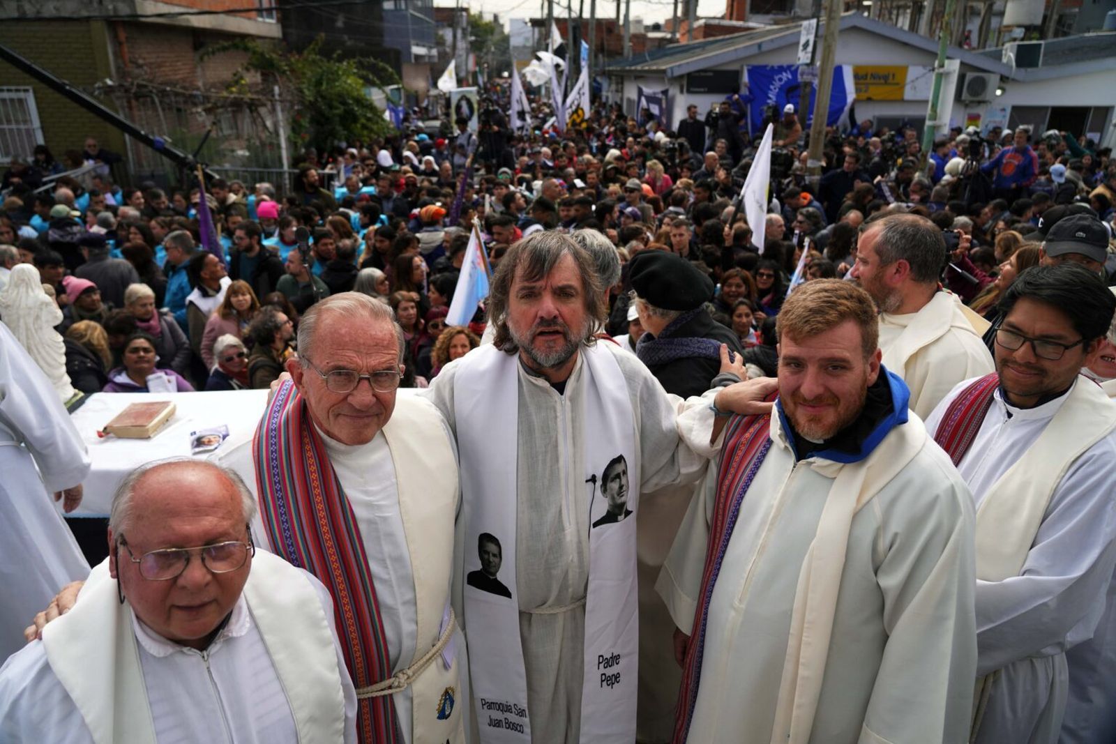 Curas villeros junto a sus comunidades de Buenos Aires