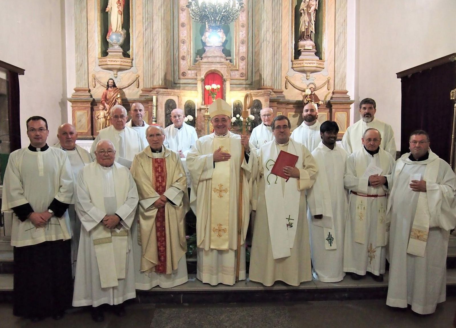 De las Heras, con algunos curas