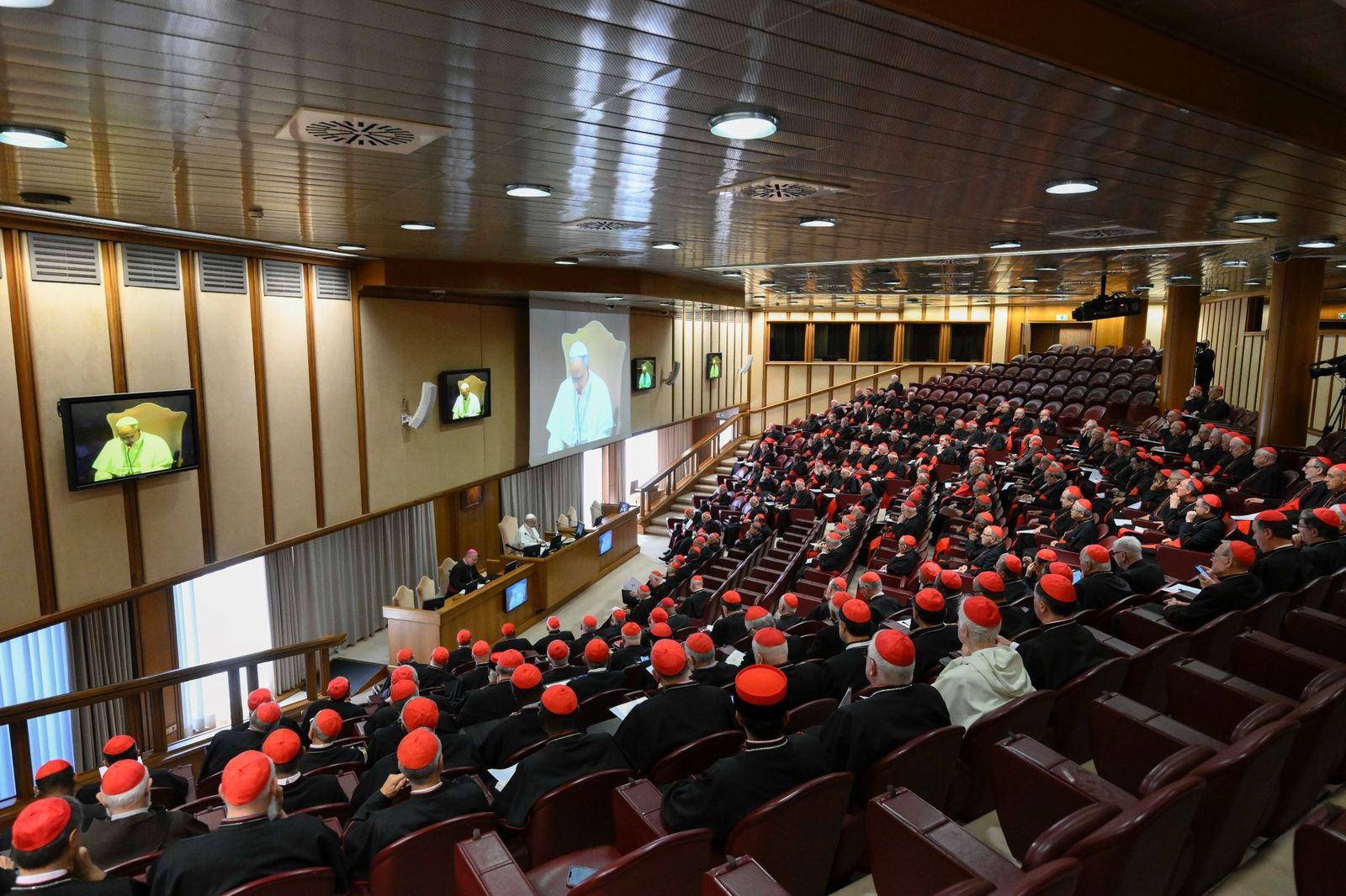 León XIV, en su primer encuentro con los cardenales en el Aula del Sínodo