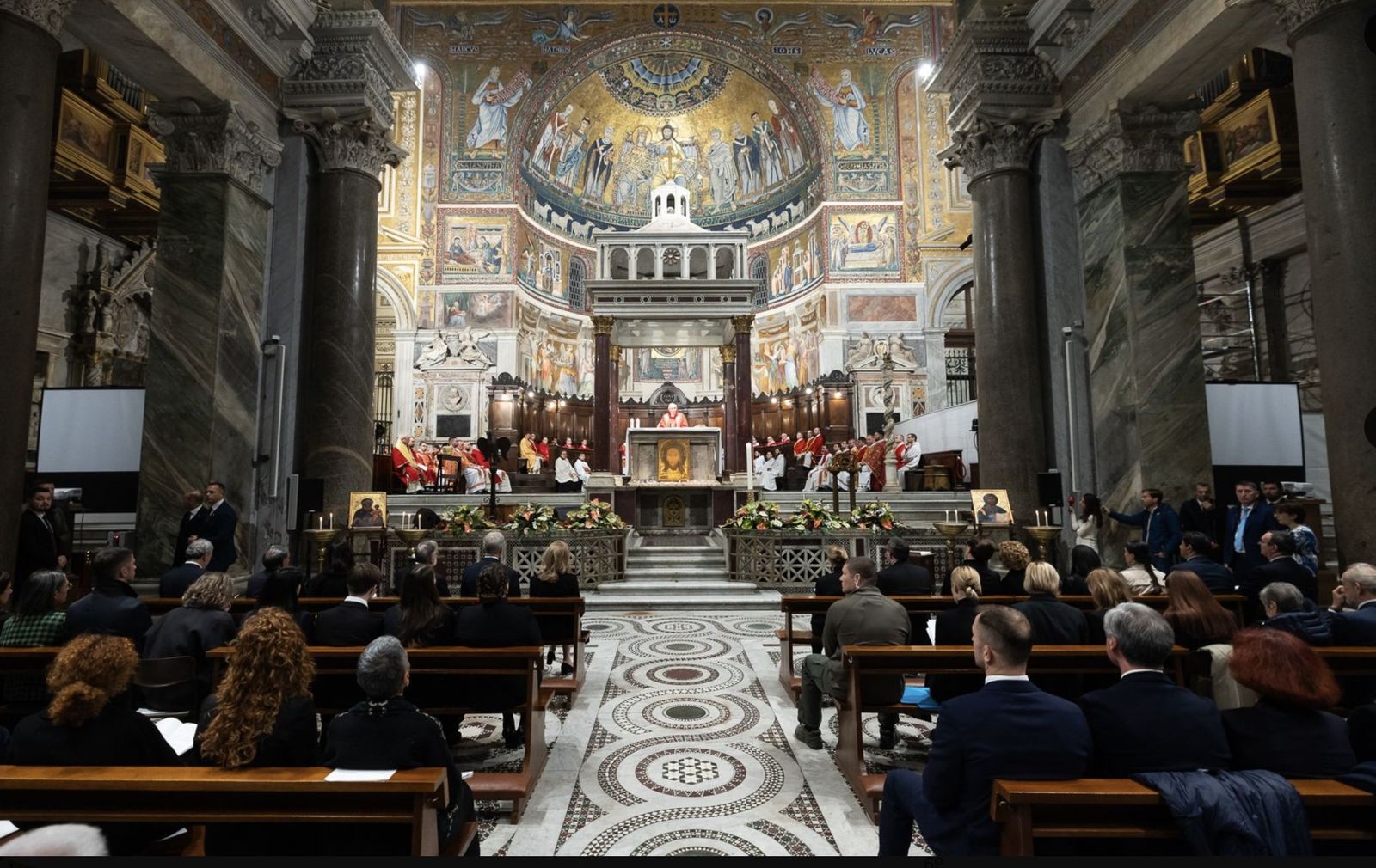 Zuppi preside la misa en Santa Maria in Trastevere
