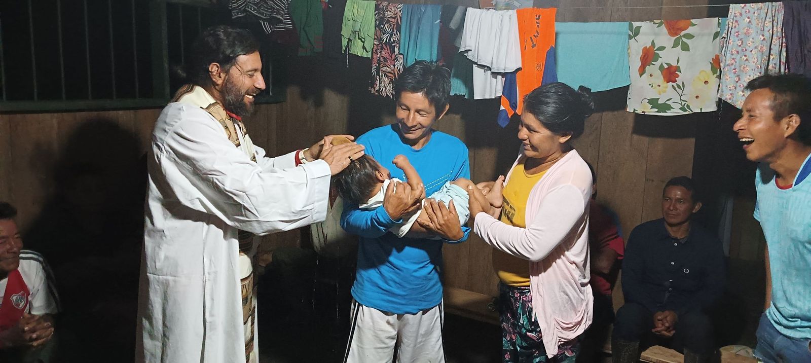 Fernando Flórez bautizando en Urcomiraño (río Putumayo)