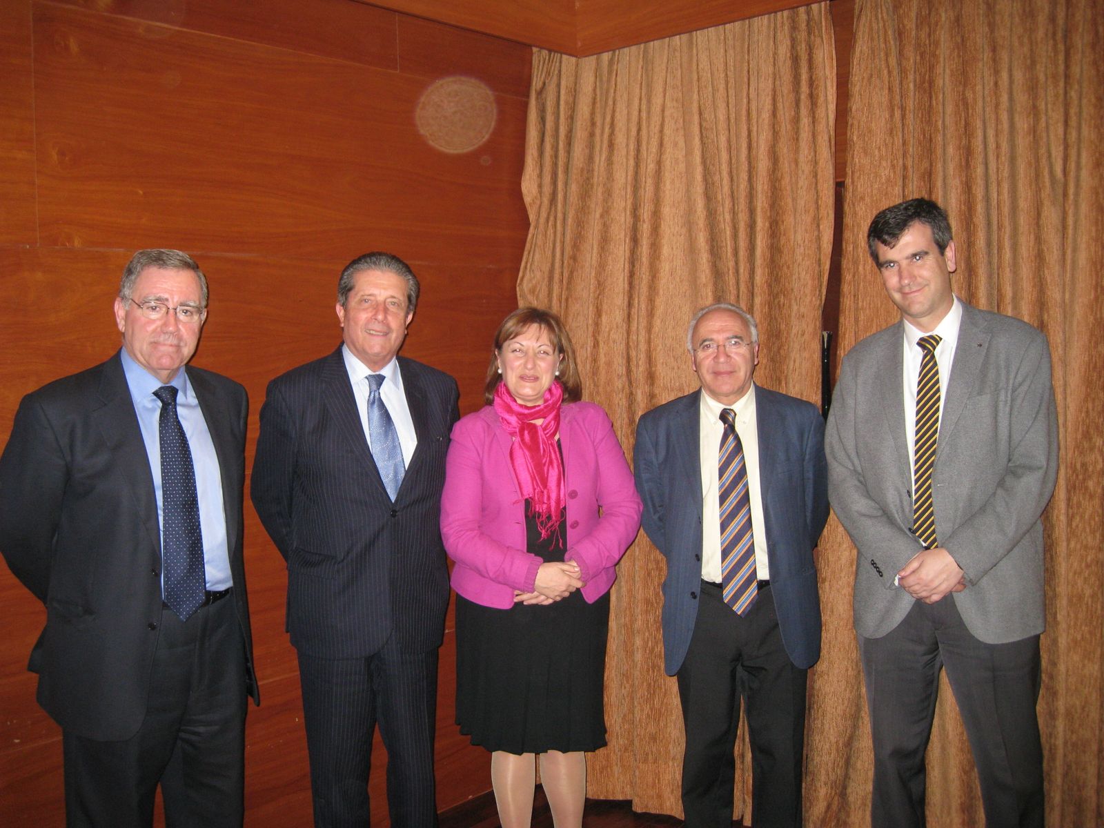Mayor Zaragoza, con Juan José Tamayo y otras personas, en un acto en Guadalajara
