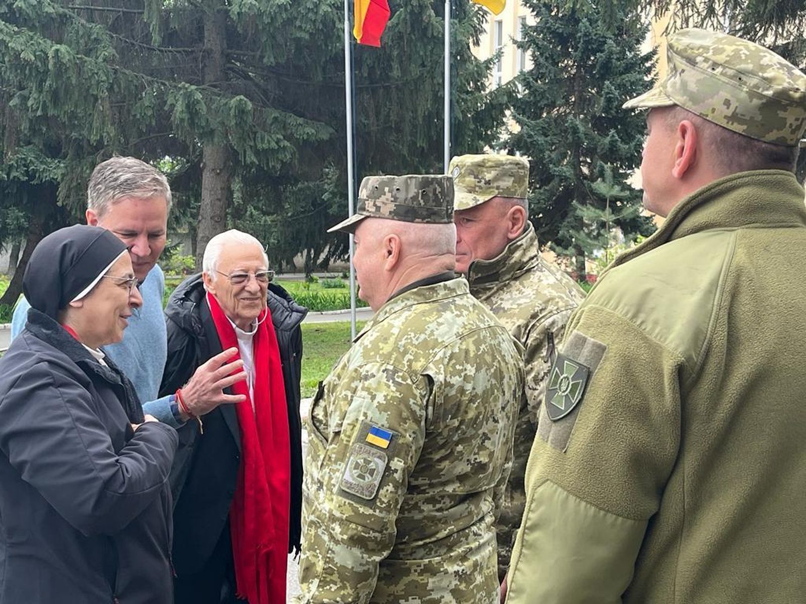 El padre Ángel, sor Lucía Caram y Juan Carlos Cruz llevan un mensaje del Papa a Zelenski
