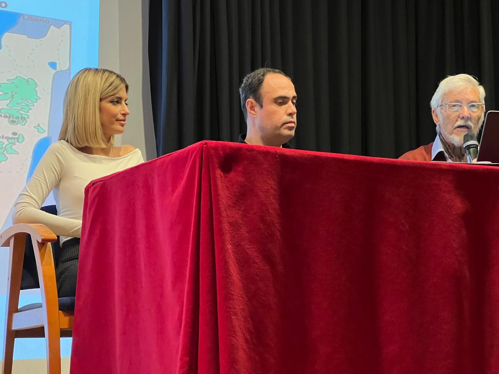 La concejala de cultura, el párroco y un servidor